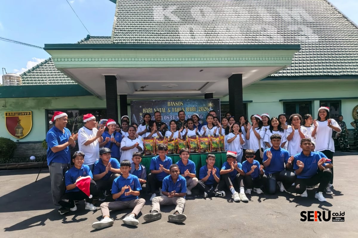 Kodim 0833/Kota Malang foto bersama dan membagikan bantuan bahan pangan bagi panti asuhan. (bas)