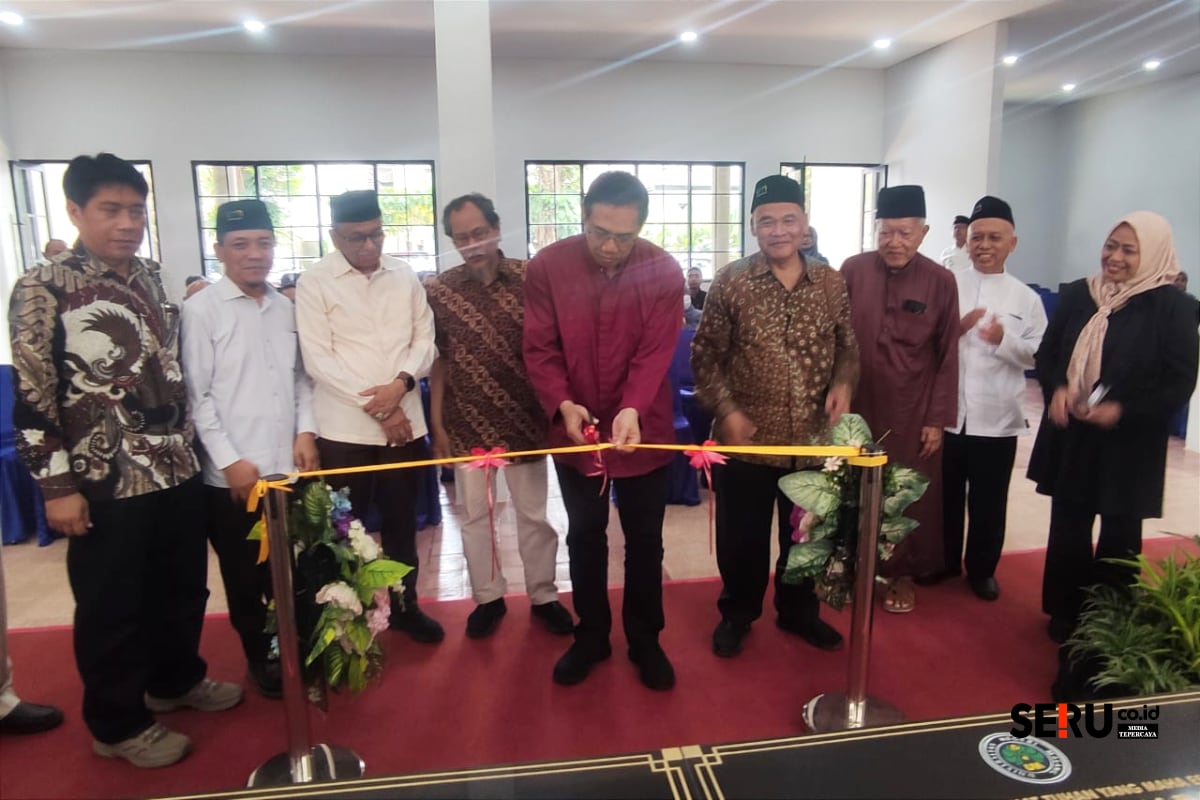 Prosesi potong pita, simbolis peresmian Hotel Bachtiar milik UM. (rhd) UM Resmikan Hotel Bachtiar, Bentuk Penghormatan dan Jaga Cagar Budaya