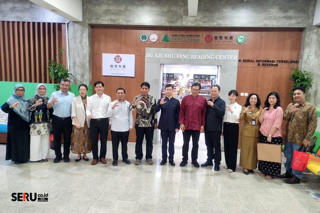 Rektor UM bersama jajaran Guangxi Normal University di depan Du Xiu Shu Fang Reading Center di Perpustakaan UM. (rhd) Pusat Mandarin UM Gandeng GXNU Press Buka Du Xiu Shu Fang Reading Center