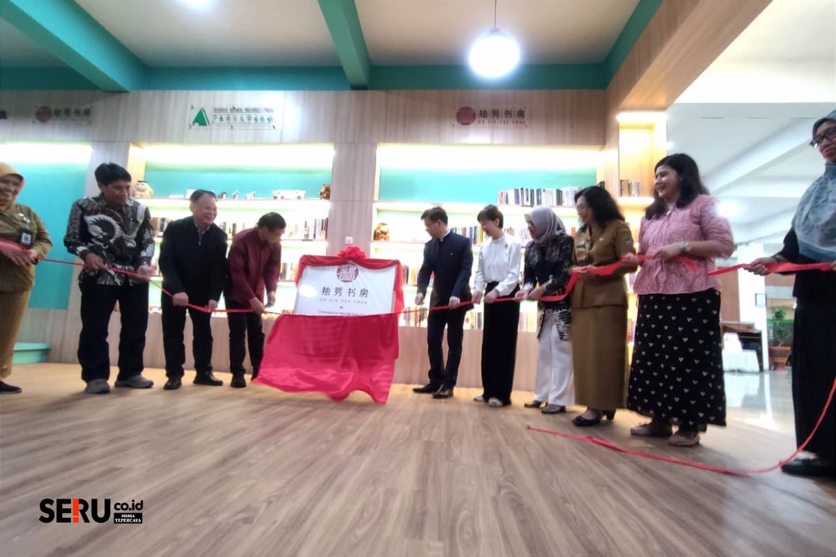 Pusat Mandarin UM Gandeng GXNU Press Buka Du Xiu Shu Fang Reading Center 2 Pembukaan papan nama Du Xiu Shu Fang Reading Center, simbolis peresmian. (rhd)