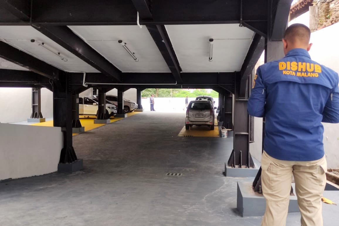 Gedung Parkir Kayutangan Mulai Diuji Coba Gratis, Dishub Fokus Sosialisasi Tertib Parkir 1 Sejumlah kendaraan roda empat mendapat space tersendiri di Gedung Parkir Kayutangan. (ist)