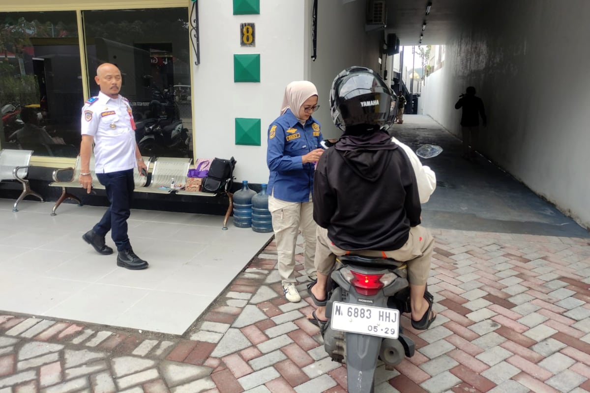 Dishub Kota Malang memantau uji coba gratis operasional Gedung Parkir Kayutangan. (ist) Gedung Parkir Kayutangan Mulai Diuji Coba Gratis, Dishub Fokus Sosialisasi Tertib Parkir