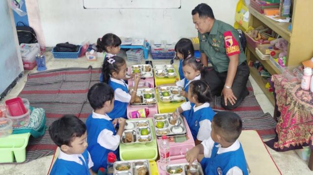 Babinsa Lowokwaru Dampingi Program Makan Bergizi Gratis di TK Agung Sumbersari