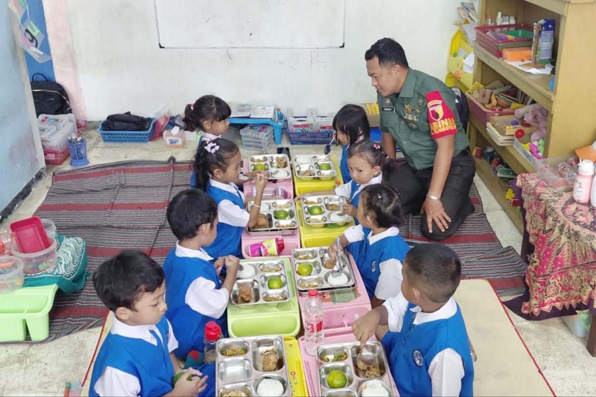 Babinsa Lowokwaru Dampingi Program Makan Bergizi Gratis di TK Agung Sumbersari