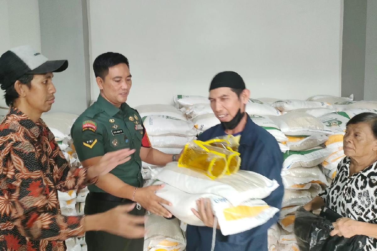 Babinsa Bareng Dampingi Penyaluran Bantuan Pangan kepada 325 KPM