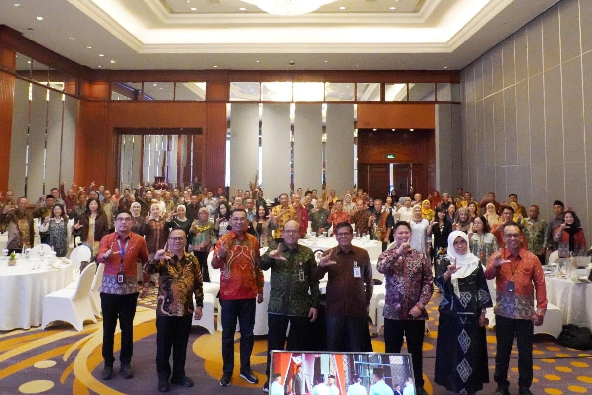 Kepala OJK Malang, Kepala Direktorat Lembaga Jasa Keuangan 1 OJK Jawa Timur, serta Direksi dan Komisaris BPR dan BPRS di wilayah kerja OJK Malang. (OJK Malang for SERU.co.id) OJK Malang Evaluasi Kinerja BPR dan BPRS, Dorong Penguatan Tata Kelola dan Manajemen Risiko