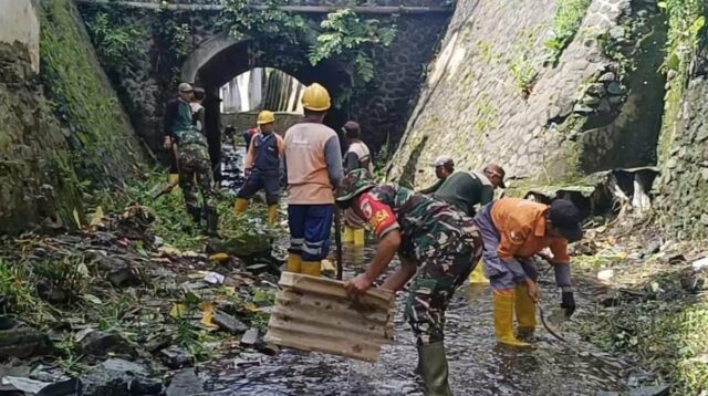 Babinsa Kasin Bersama Warga Karya Bakti Bersihkan Lingkungan Antisipasi Potensi Banjir