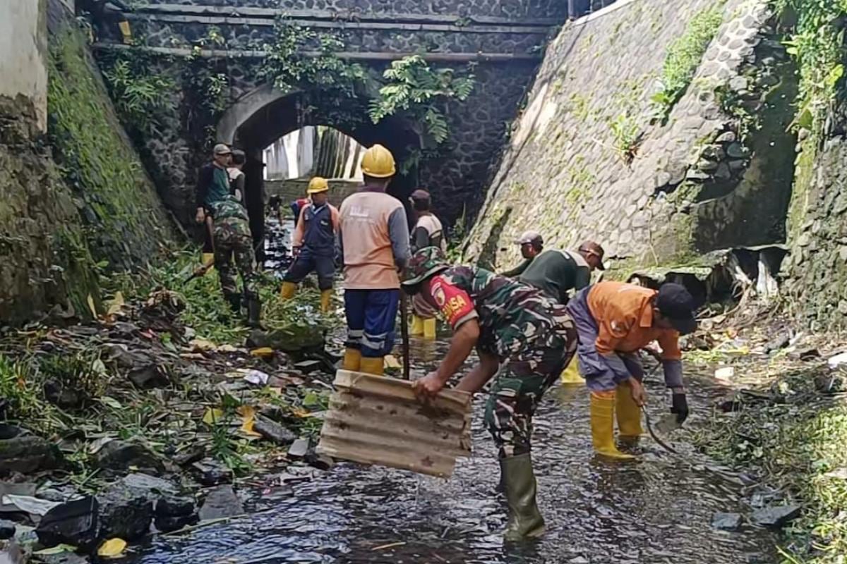 Babinsa Kasin bersama warga karya bakti bersihkan lingkungan antisipasi potensi banjir. (ist) Babinsa Kasin Bersama Warga Karya Bakti Bersihkan Lingkungan Antisipasi Potensi Banjir