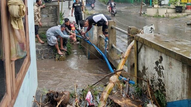Babinsa Tunggulwulung Bersama Warga Kerja Bakti Bersihkan Aliran Sungai
