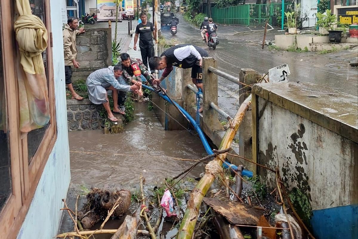 Babinsa Tunggulwulung bersama warga kerja bakti bersihkan aliran sungai. (ist) Babinsa Tunggulwulung Bersama Warga Kerja Bakti Bersihkan Aliran Sungai