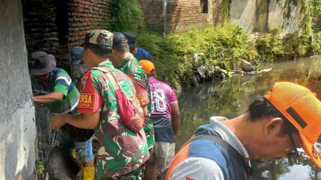 Babinsa Purwantoro Bersama Warga Pasang Bronjong Kawat Antisipasi Banjir