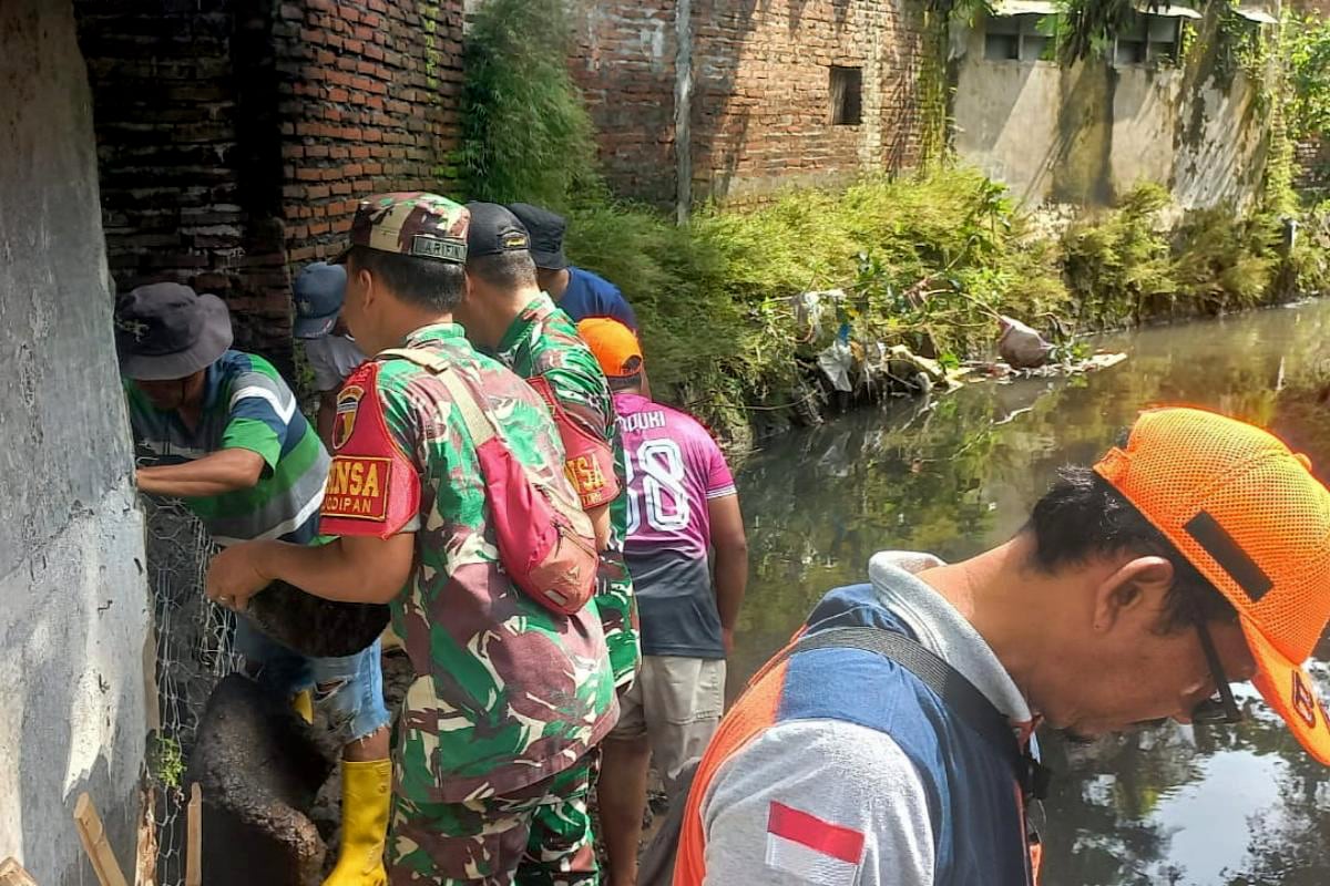 Babinsa Purwantoro bersama warga pasang bronjong kawat antisipasi banjir. (ist) Babinsa Purwantoro Bersama Warga Pasang Bronjong Kawat Antisipasi Banjir