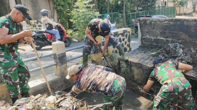 Babinsa 0833-05/Lowokwaru Normalisasi Sungai Antisipasi Banjir