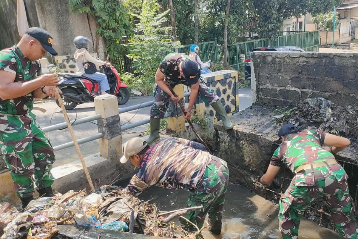 Babinsa 0833-05/Lowokwaru normalisasi sungai antisipasi banjir. (ist) Babinsa 0833-05/Lowokwaru Normalisasi Sungai Antisipasi Banjir