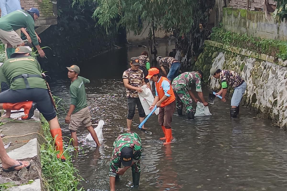 Babinsa Koramil 0833-04/Sukun bersama warga kerja bakti pembersihan dan normalisasi sungai. (ist) Babinsa Koramil 0833-04/Sukun Bersama Warga Kerja Bakti Pembersihan dan Normalisasi Sungai