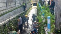 Koramil 0833-03/Blimbing Bersama Warga Bersihkan Sampah dan Sedimen Kali Grendel