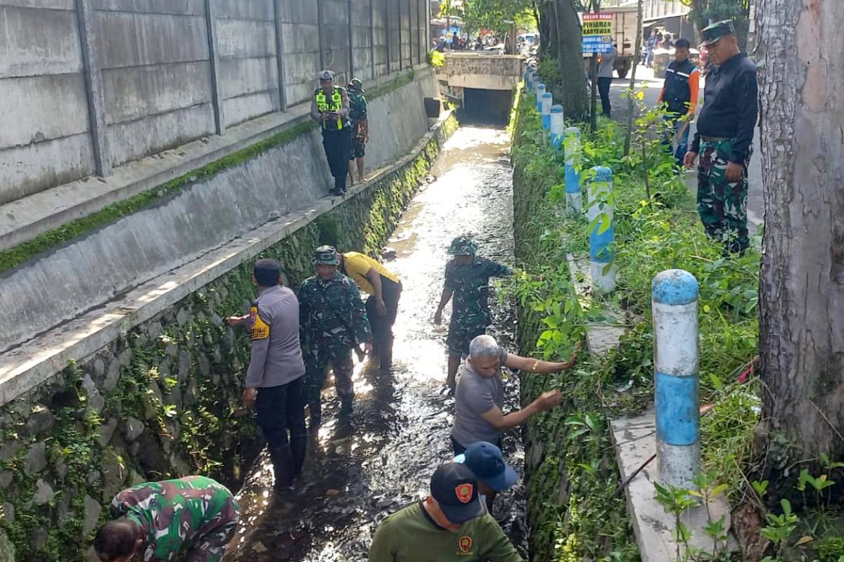 Koramil 0833-03/Blimbing Bersama Warga Bersihkan Sampah dan Sedimen Kali Grendel