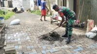 Babinsa Sukun Gotong Royong Pemasangan Paving Jalan Kampung Tanjungrejo