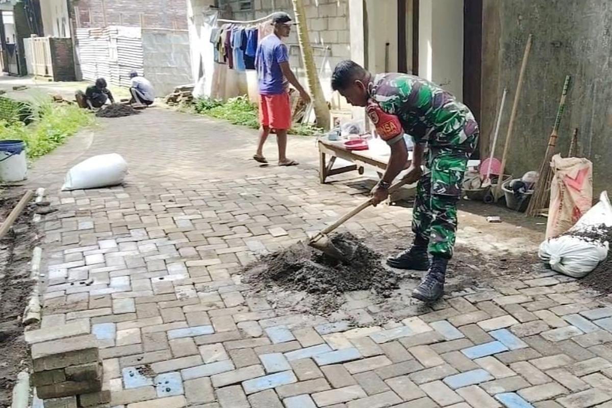 Babinsa Sukun Gotong Royong Pemasangan Paving Jalan Kampung Tanjungrejo