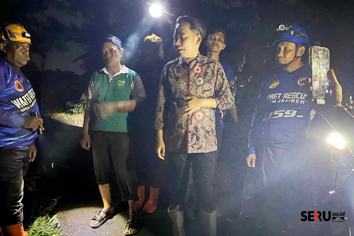 Bupati Jember meninjau langsung lokasi perumahan terendam banjir di Tegal Besar, dalam kondisi mati lampu demi keamanan. (sgt) Bupati Jember Tinjau Langsung Lokasi Perumahan Terendam Banjir di Tegal Besar