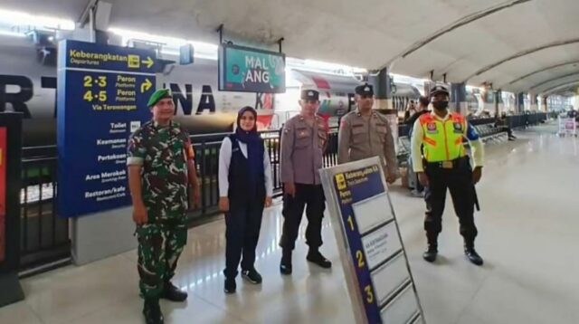 Babinsa Klojen Pengamanan Obyek Vital Stasiun Kereta Api Jelang Libur Nataru