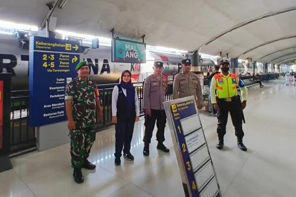 Babinsa Klojen Pengamanan Obyek Vital Stasiun Kereta Api Jelang Libur Nataru