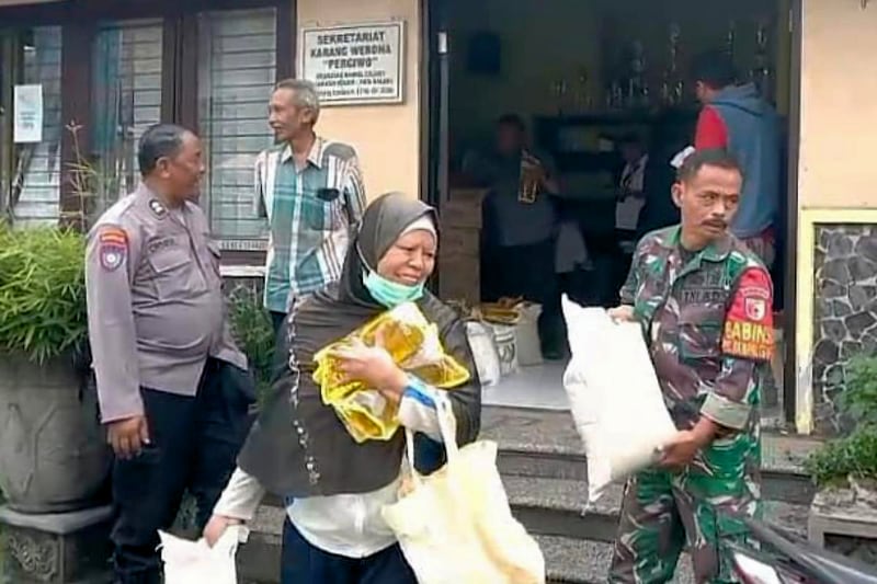Babinsa Klojen Dampingi Penyaluran Bantuan Pangan kepada Warga Tidak Mampu