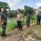 Babinsa Koramil Kedungkandang Tinjau Aliran Sungai Bersama Petugas Posko Siaga Bencana