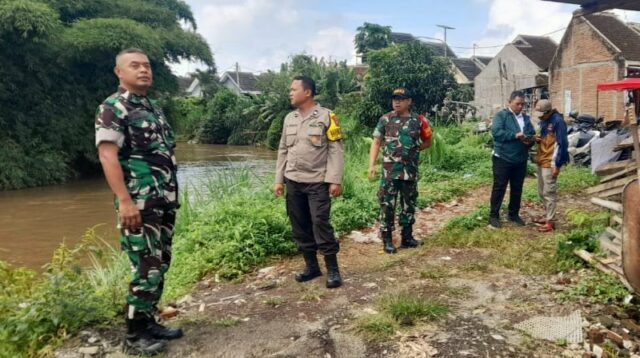 Babinsa Koramil Kedungkandang Tinjau Aliran Sungai Bersama Petugas Posko Siaga Bencana