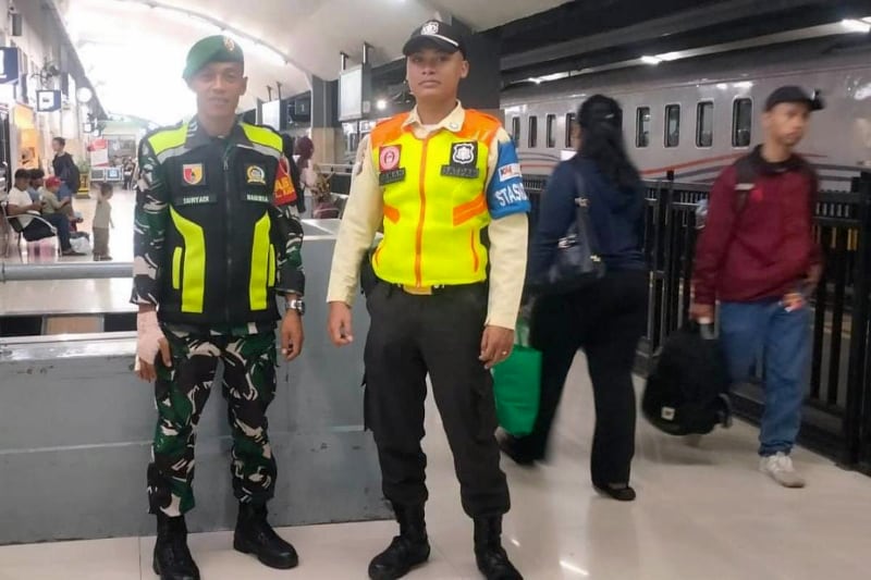 Babinsa Klojen Monitoring dan Pengamanan Stasiun Kereta Api saat Nataru