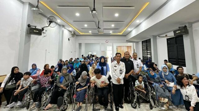 Serahkan Bantuan Kursi Roda, Rendra Masdrajad Safaat: Bukan Dikasihani Tapi Dihormati