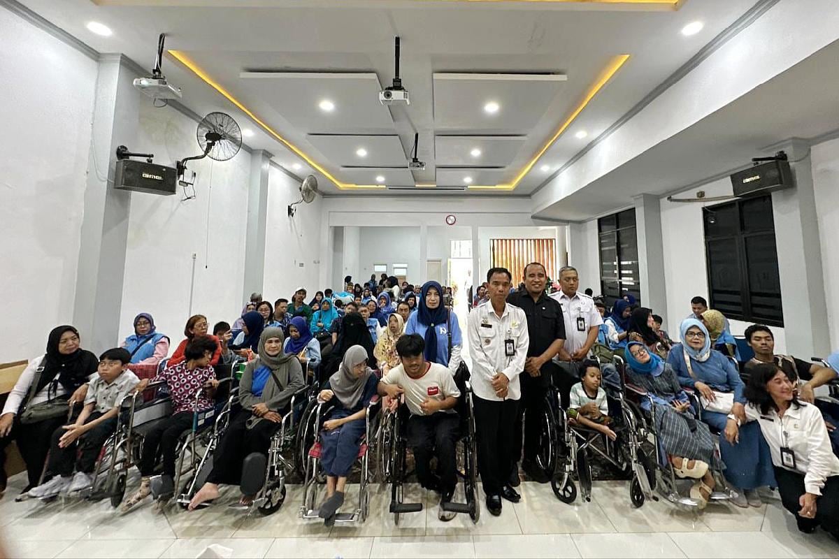 Serahkan Bantuan Kursi Roda, Rendra Masdrajad Safaat: Bukan Dikasihani Tapi Dihormati