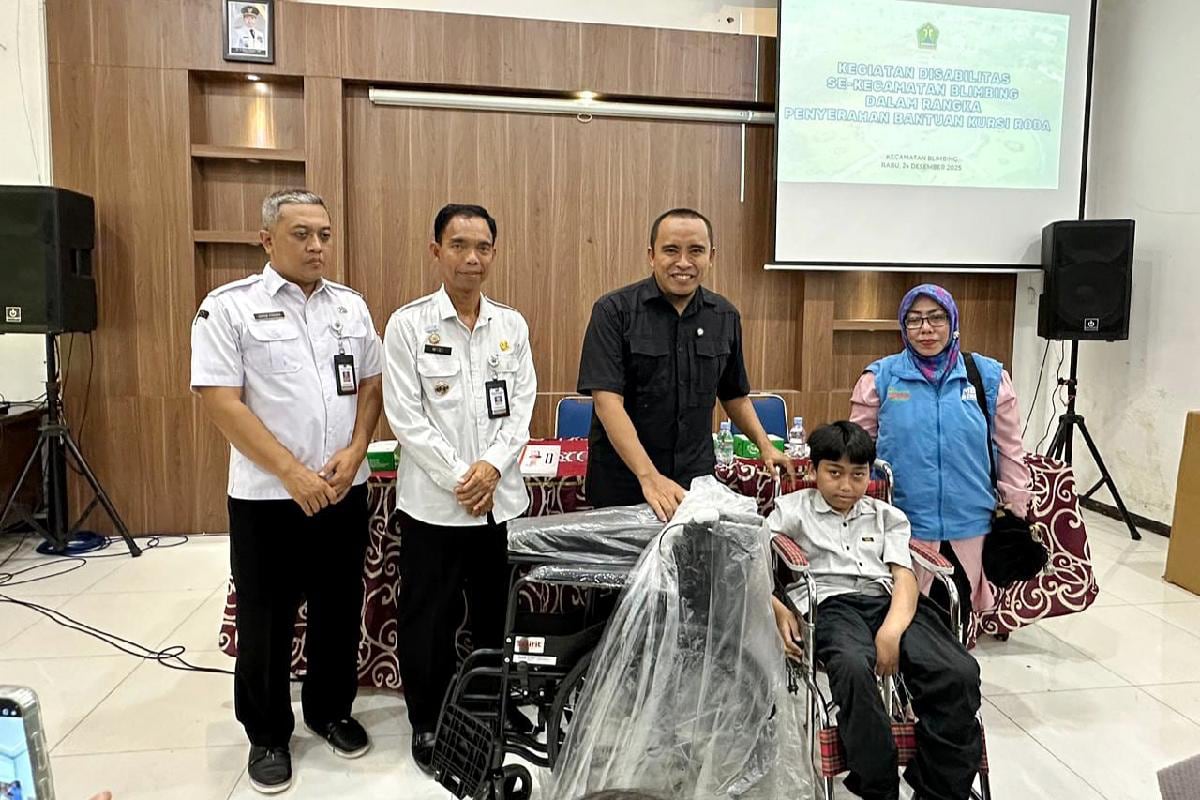 Rendra Masdrajad Safaat menyerahkan simbolis bantuan kursi roda kepada salah satu perwakilan penyandang disabilitas. (ist)
