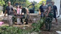 Babinsa Klojen Bersama Warga Kerja Bakti Bersihkan Sungai di Kelurahan Samaan