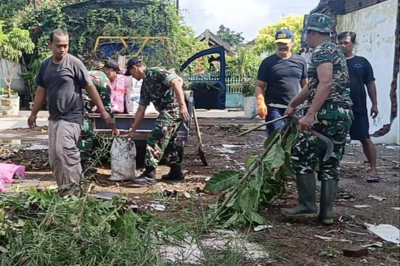 Babinsa Klojen Bersama Warga Kerja Bakti Bersihkan Sungai di Kelurahan Samaan