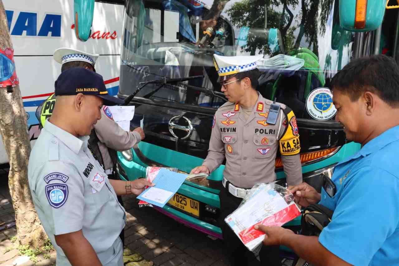 Satlantas Polres Batu Temukan 9 Bus Pariwisata Laik Jalan dengan Catatan