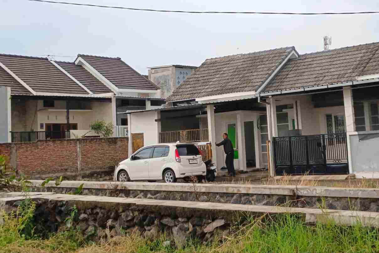 Kawasan perumahan menjadi salah satu sasaran patroli rutin Babinsa Kodim 0833 Kota Malang selama Nataru. (bas_11zon Babinsa Kodim 0833 Kota Malang Tingkatkan Patroli Perumahan Selama Nataru