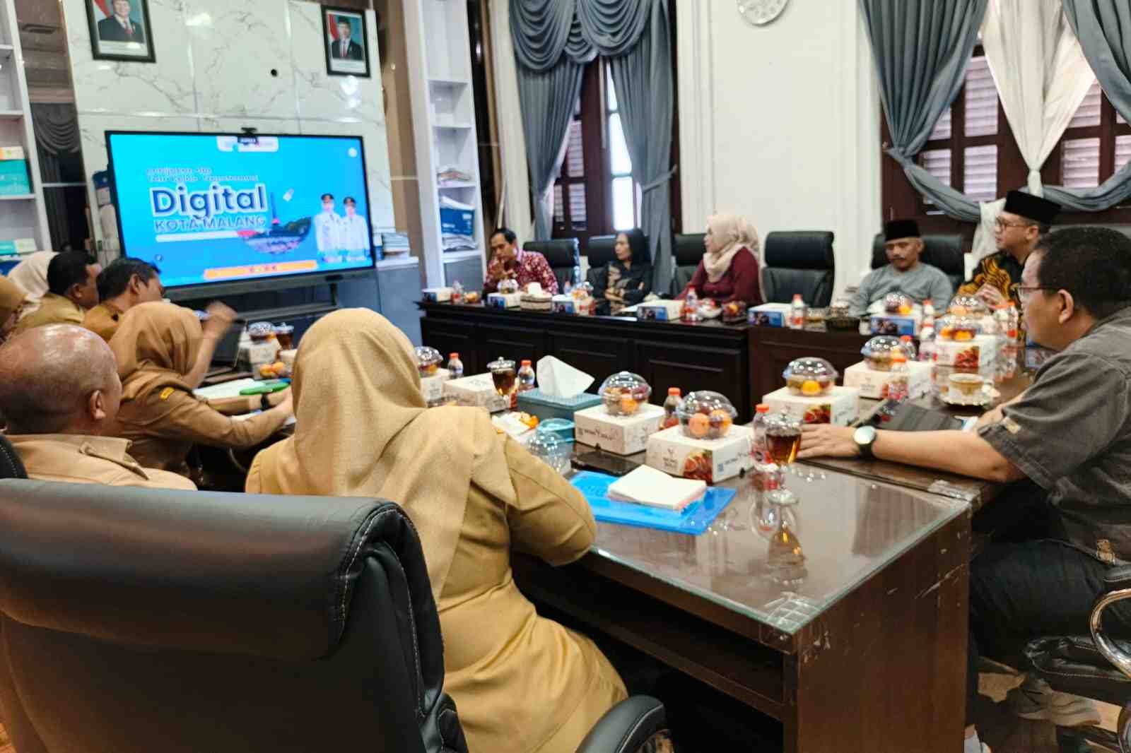 Komisi B DPRD Kota Malang bersama OPD terkait membahas persiapan digitalisasi pasar. (bas_11zon DPRD Kota Malang Optimalkan Retribusi Pasar, Digitalisasi Dimulai Bertahap 2026