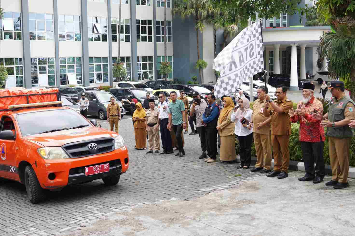 Pelepasan armada pengangkut bantuan Aceh Sumatera yang diberangkatkan menuju Surabaya. (ist_11zon Wali Kota Nurochman Lepas Lima Armada Bantuan Rp570 Juta untuk Korban Bencana Sumatera
