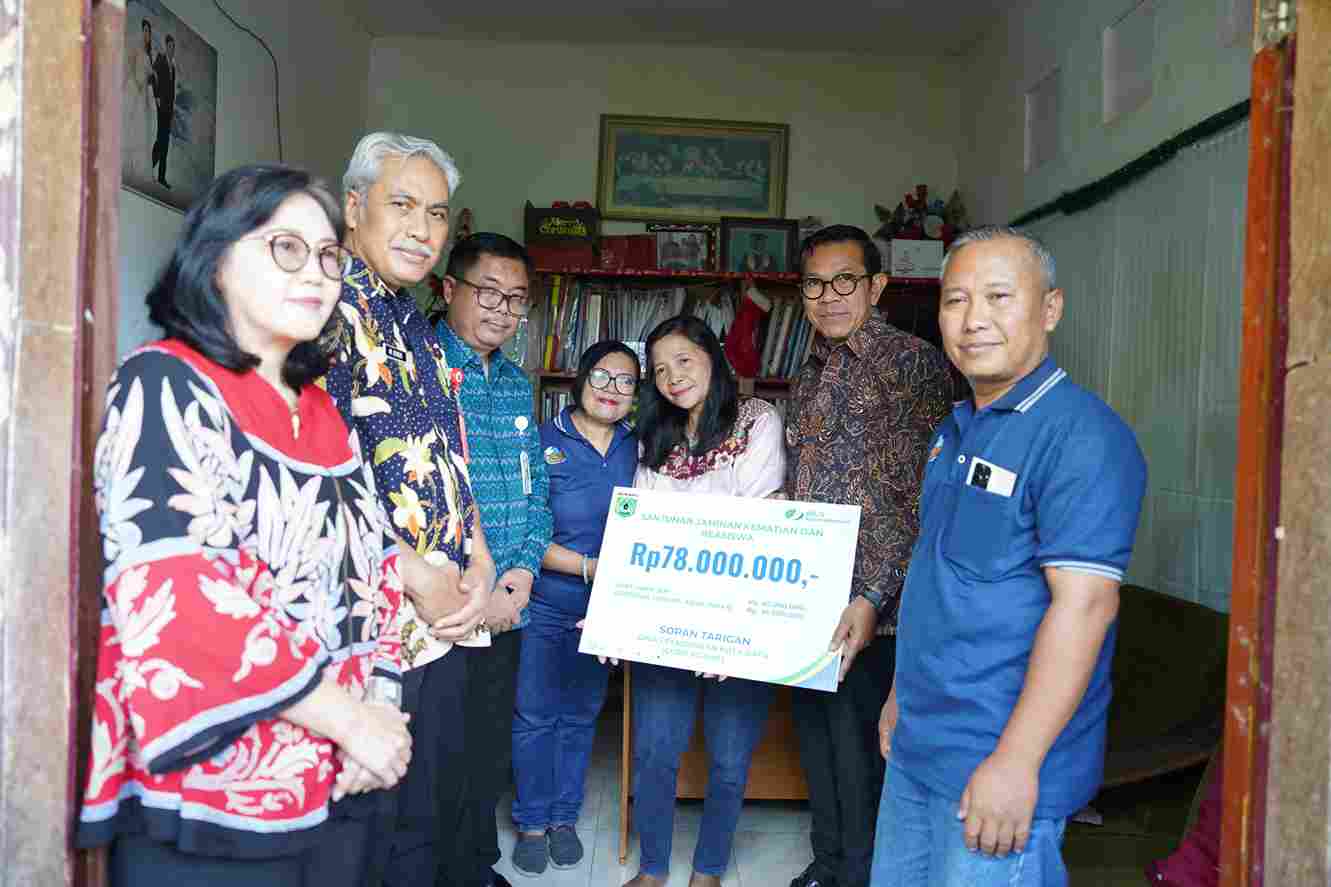 Penyerahan santunan BPJS Ketenagakerjaan bagi salah satu keluarga dari tokoh Agama di Kota Batu. (ist_11zon (2) Wali Kota Batu Salurkan Santunan BPJS Ketenagakerjaan bagi Tokoh Agama