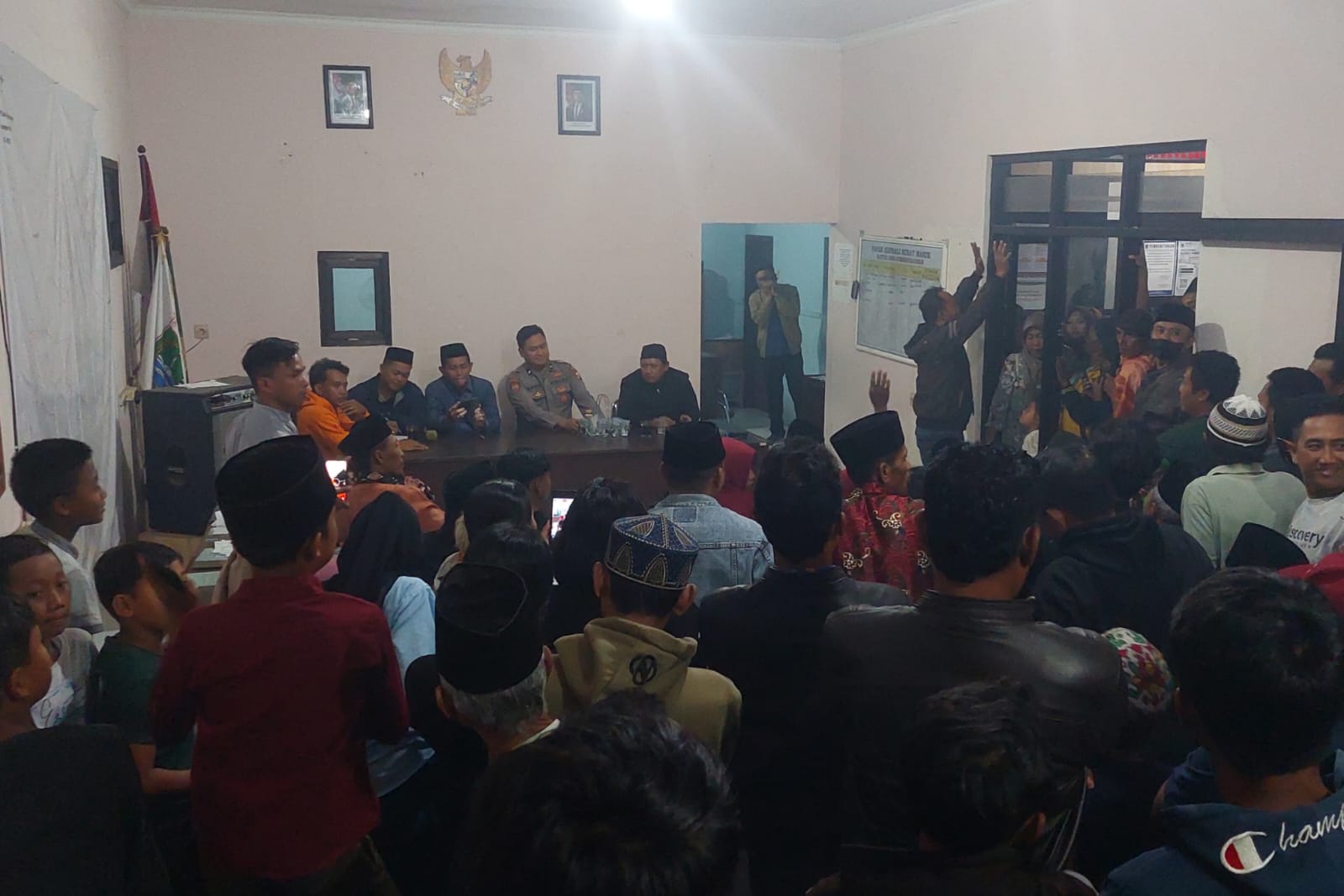 Ratusan Warga Geruduk Kantor Desa Sumberkradenan Pakis, Desak Kades Lengser