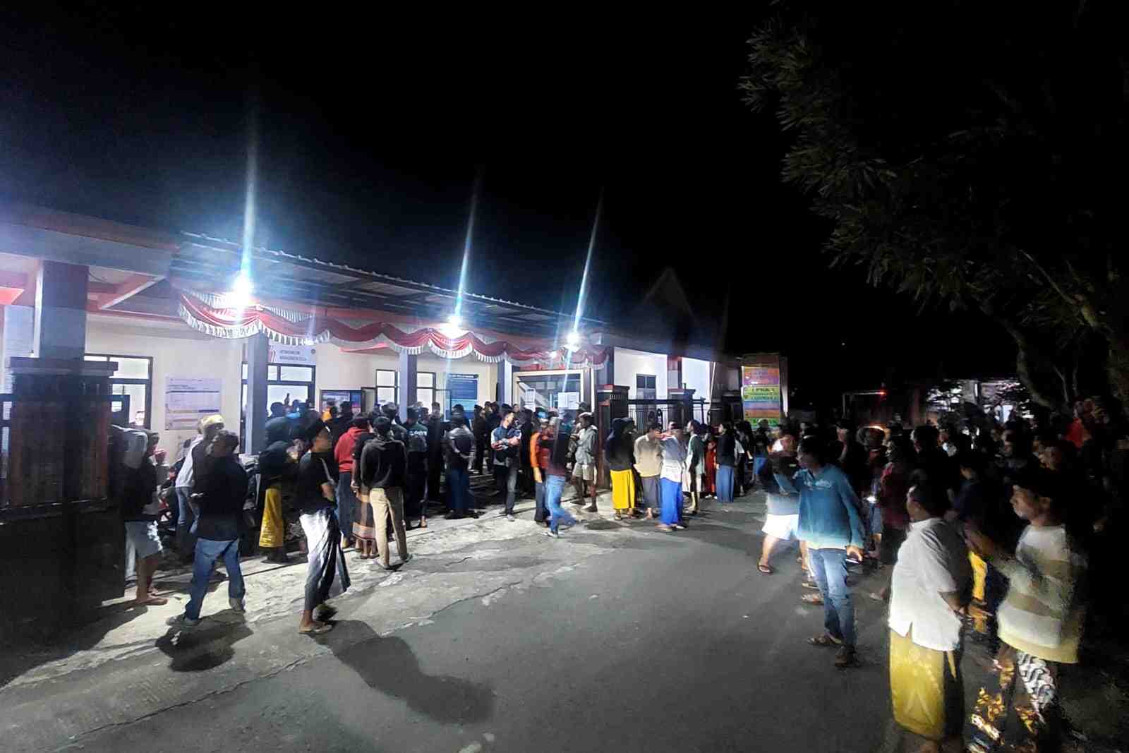 Ratusan Warga Geruduk Kantor Desa Sumberkradenan Pakis, Desak Kades Lengser