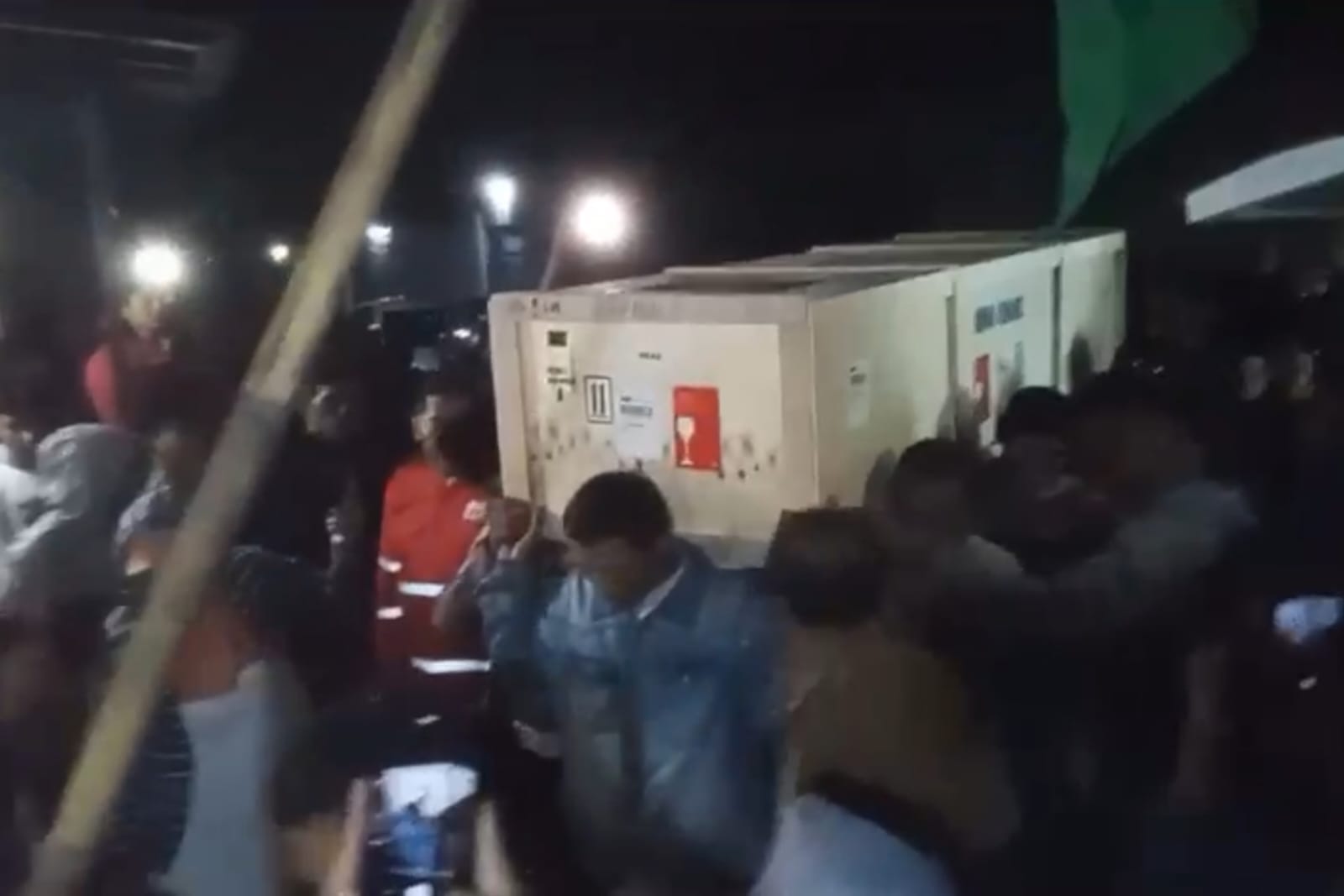 Sebagai Penghormatan Terakhir, Dirjen Pemberdayaan KP2MI Antarkan Langsung PMI Erawati ke Rumah Duka