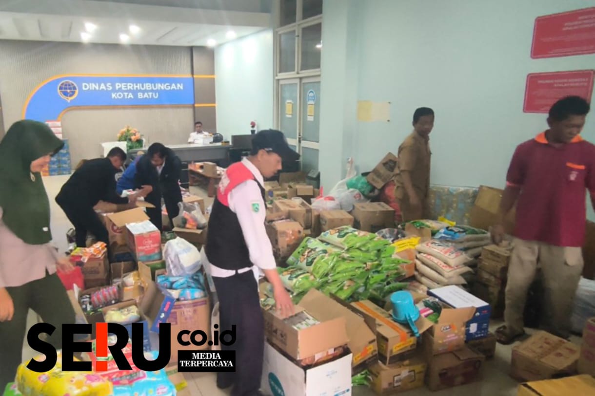 Petugas gabungan BPBD dan Tagana Dinsos melaksanakan sortir dan Packing bantuan. (dik BPBD dan Tagana Kota Batu Sortir Ketat Logistik untuk Aceh dan Sumatera
