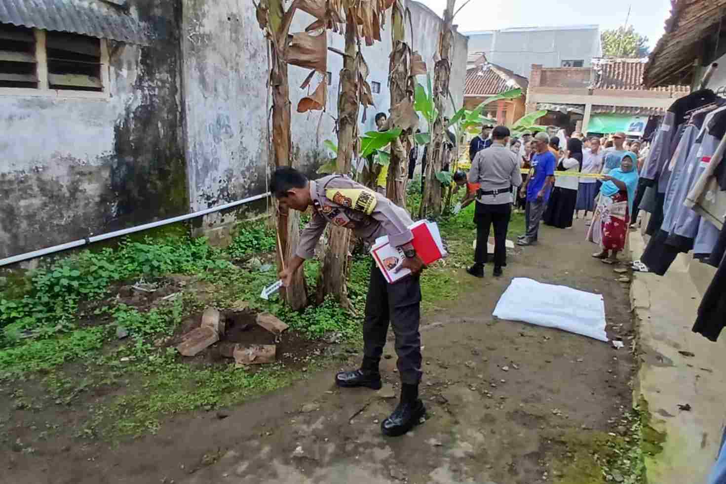 Proses olah TKP oleh Polsek Sumberpucung. (Doc. Polsek Sumberpucung_11zon Sesosok Mayat Bayi Dikubur di Halaman Rumah Warga Sumberpucung