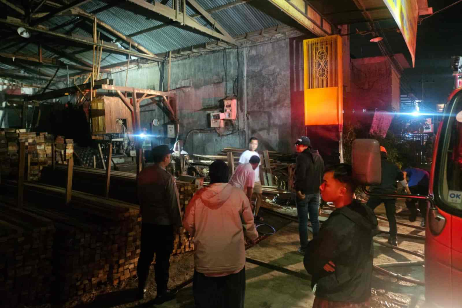 Proses pemadaman api di toko Kayu, Jalan Kedoyo Sawojajar II, Desa Kedoyo, Kecamatan Pakis, Kabupaten Malang. (Doc.Polsek Pakis_11zon Gudang Kayu di Sawojajar II Terbakar, Pemilik Alami Kerugian Hingga Puluhan Juta