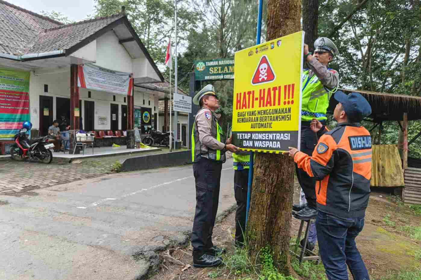 Tekan Kecelakaan, Puluhan Banner Himbauan Keselamatan Dipasang di Jalan Wisata TNBTS