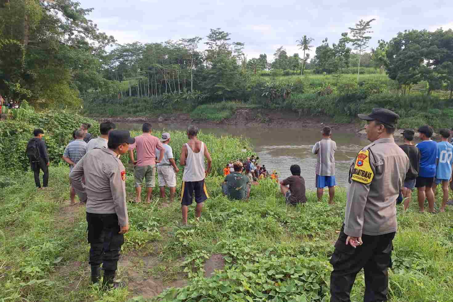 Proses pencarian korban diduga tenggelam saat mencari ikan di pinggiran Sungai Brantas. (ist_11zon Mancing Ikan, Anak Kepanjen Diduga Hilang Tenggelam di Aliran Sungai Brantas