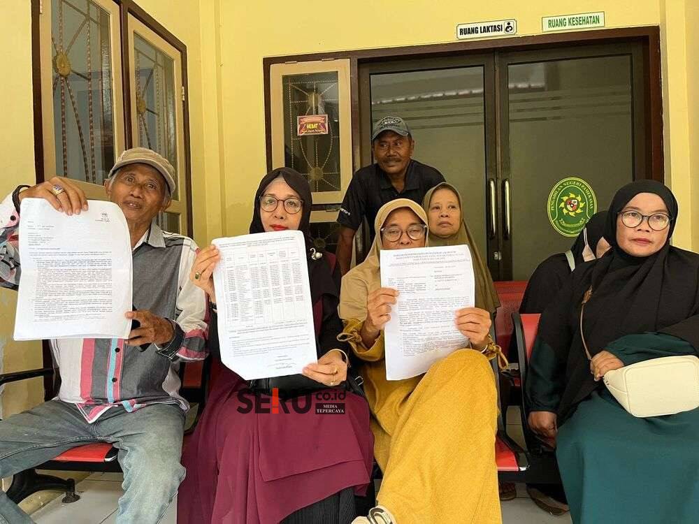 Sejumlah Eks Karyawan PDAM Pamekasan saat melakukan gugatan ke Pengadilan Negeri. (Seru.co.idudi) Diduga Lalai Setor Dana Pensiunan, 27 Eks Karyawan PDAM Pamekasan Tak terima Pensiunan Selama 4 Tahun