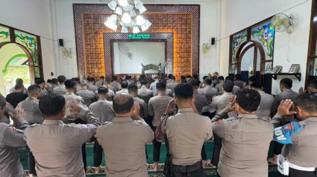 Polres Batu Gelar Salat Ghaib, Doakan Ratusan Korban Tragedi Banjir Bandang Sumatra